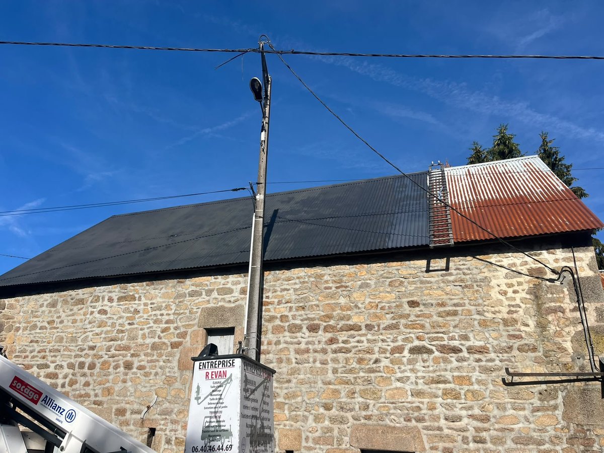 Grange en pierre recouverte en bac acier